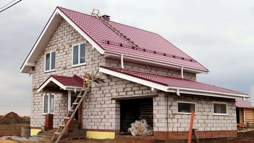 Bauen mit Schaumstoffblöcken: eine praktische Lösung für ein Privathaus