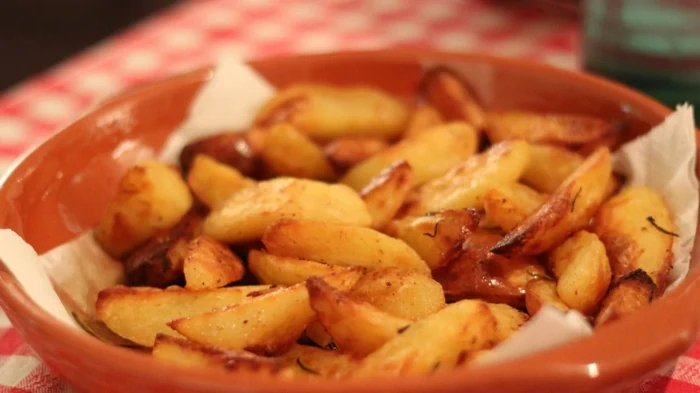 Die Bratkartoffeln werden knusprig, schmackhaft und goldgelb: Dieses Gewürz verändert alles