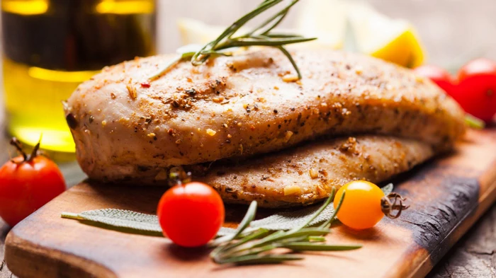 Gebackenes Hähnchenfilet auf einem Grapefruitkissen: ein Originalrezept