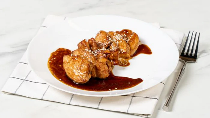 Gebratenes Hähnchen in Sojasauce: ein Rezept für eine schnelle Lösung