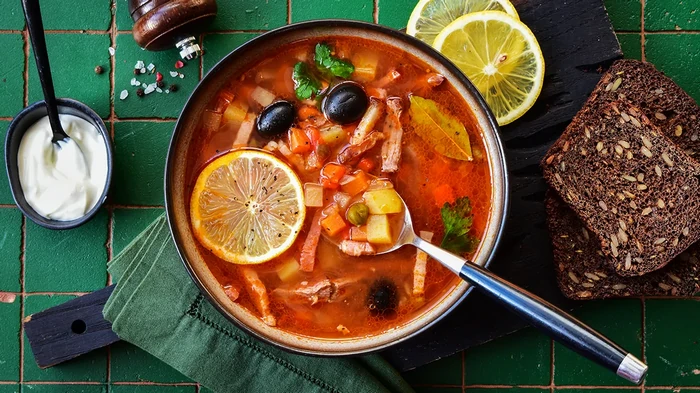 Hausgemachtes Sauerkraut mit geräuchertem Fleisch in 20 Minuten: ein schnelles Rezept für eine reichhaltige Suppe