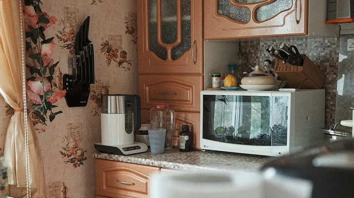 Ihre Mikrowelle glänzt ohne teure Chemikalien: ein selbstgemachter DIY-Trick, der wirklich funktioniert