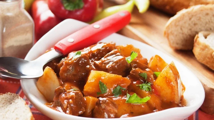 Rindergulasch mit Kartoffeln: Rezept für ein beliebtes warmes Gericht