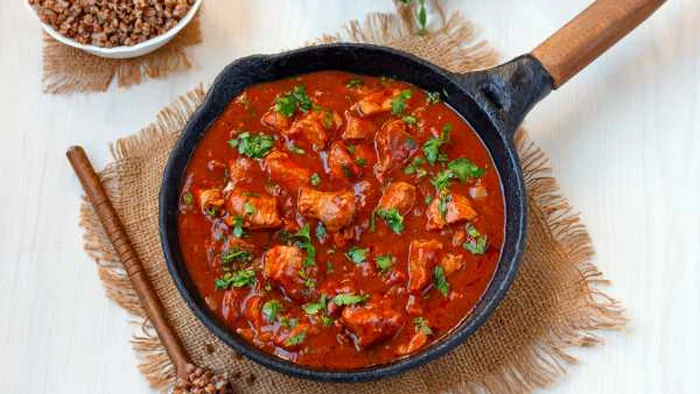 Wann man Mehl zu Fleischsauce hinzufügt, um sie dickflüssig zu machen: sowjetisches Rezept